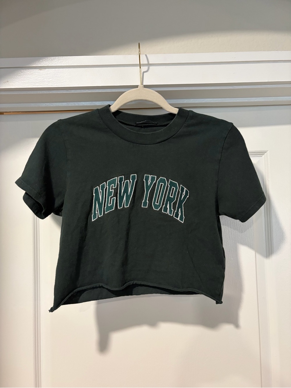 Brandy Melville ‘New York’ Cropped Graphic Tee - green